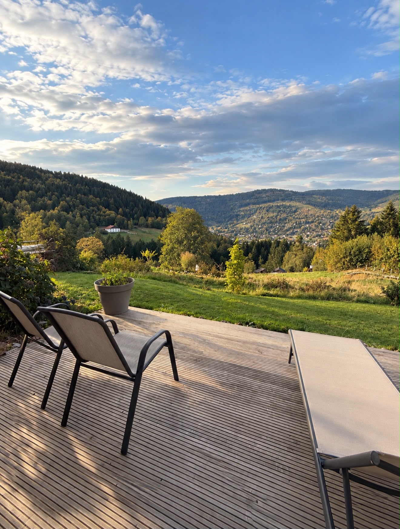 Chambre Ylang : terrasse en bois avec transats et vue panoramique sur les Hautes-Vosges, Chalet Terejo