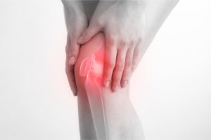 Personne se tenant le genou, douleur et inflammation articulaire