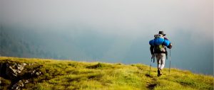 Randonneur avec sac à dos marchant dans la brume en montagne