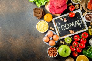 Aliments variés autour d'une ardoise FODMAP